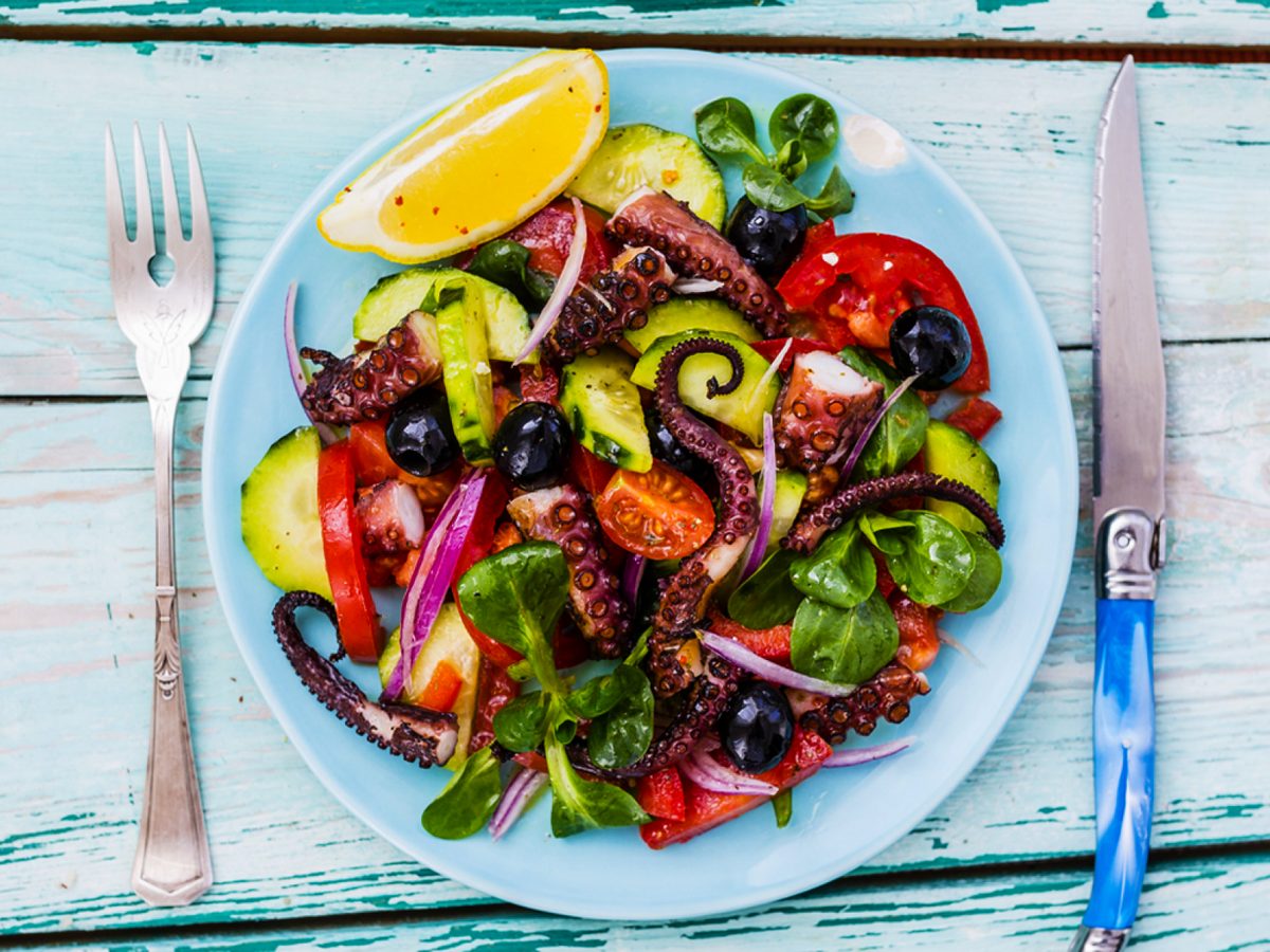 Salade de poulpe aux tomates, concombre et olives noires